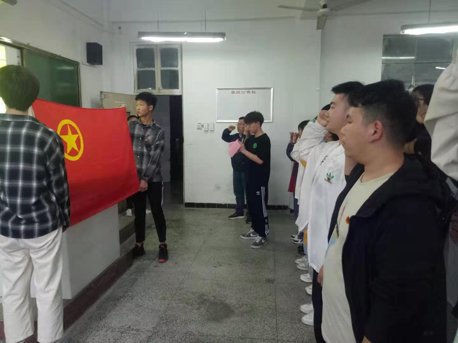面向团旗宣誓1.jpg