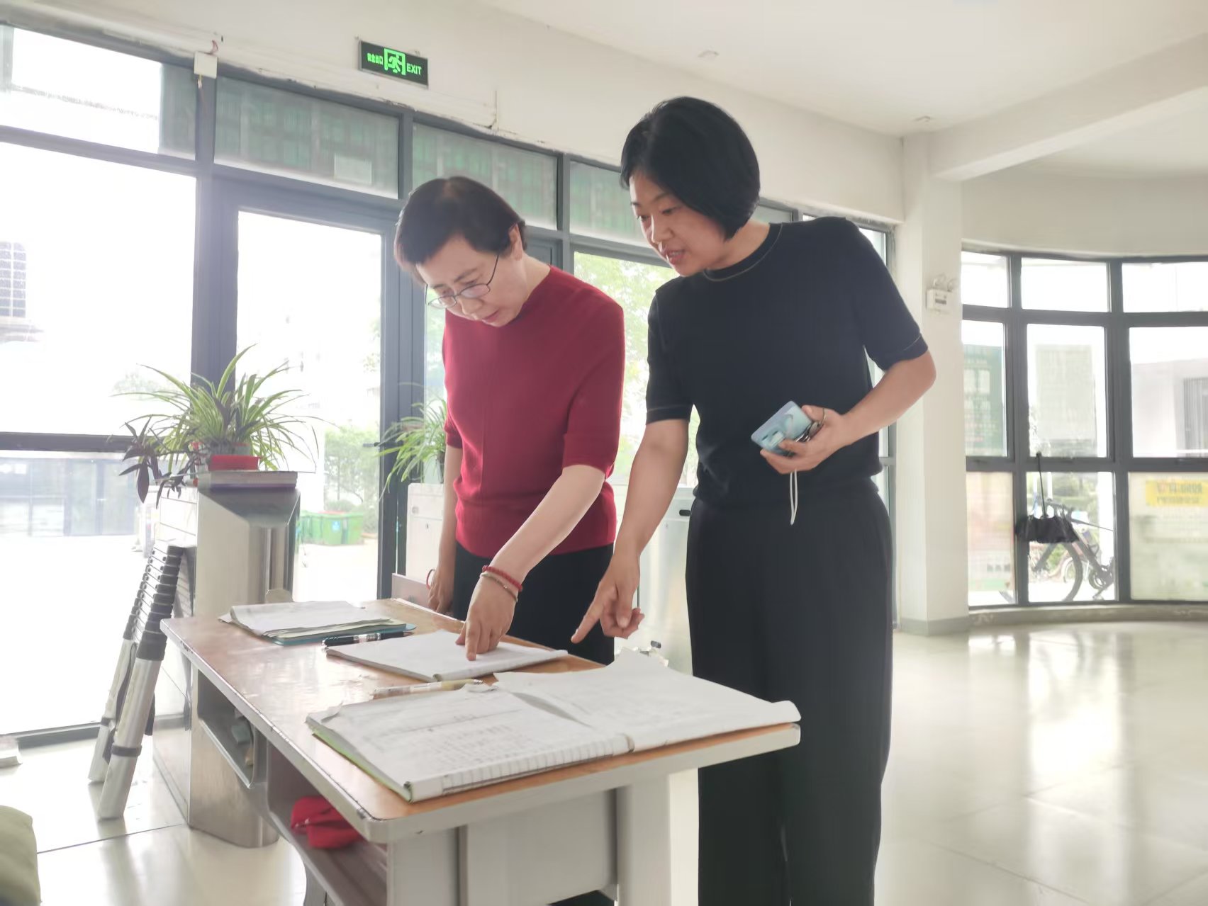 粽香情暖校园 关怀沁润人心 张亚走访看望值班人员