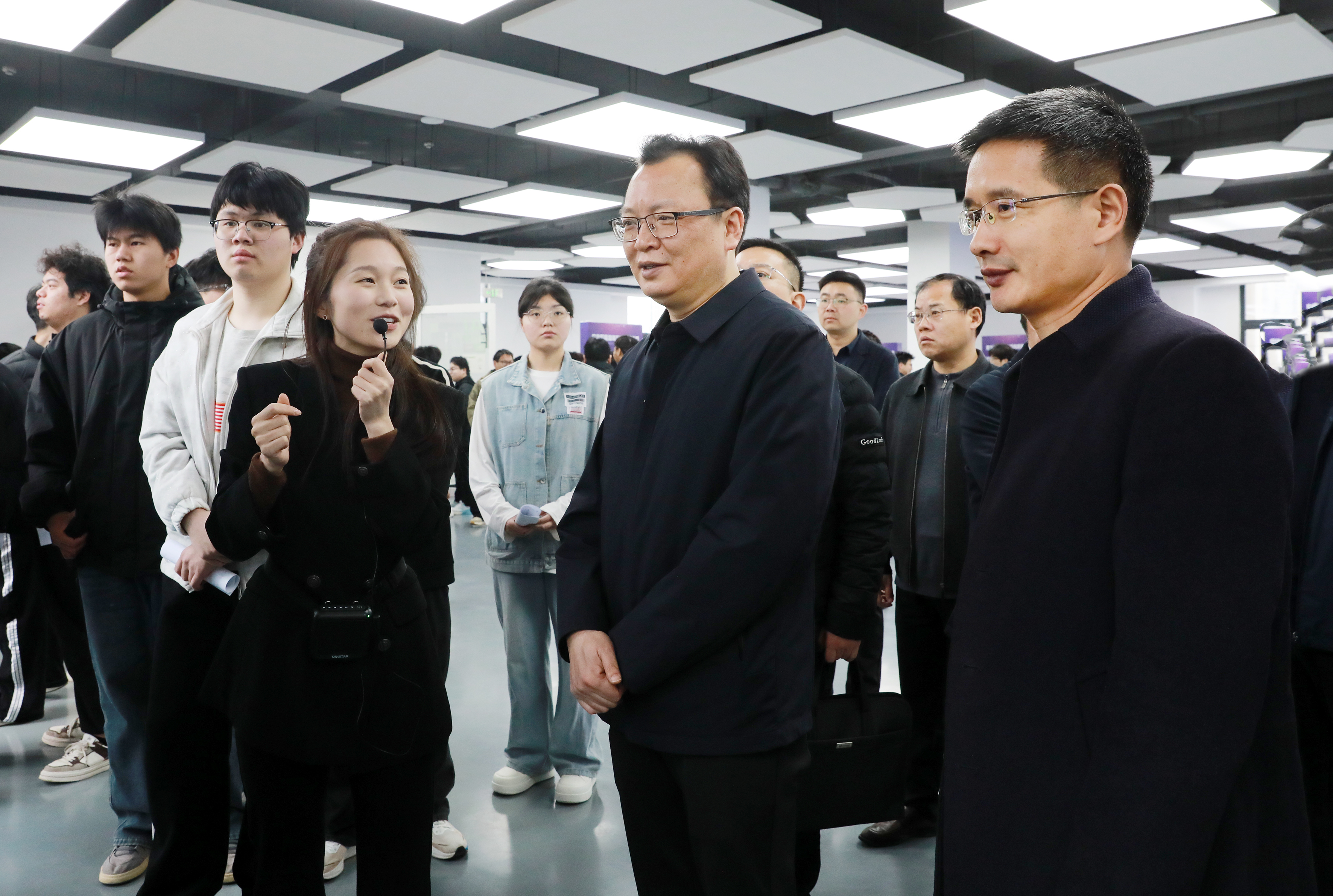 蒋曦来我院宣讲全国两会精神并开展调研座谈