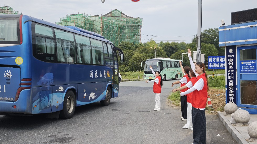 指挥车辆疏导交通.jpg
