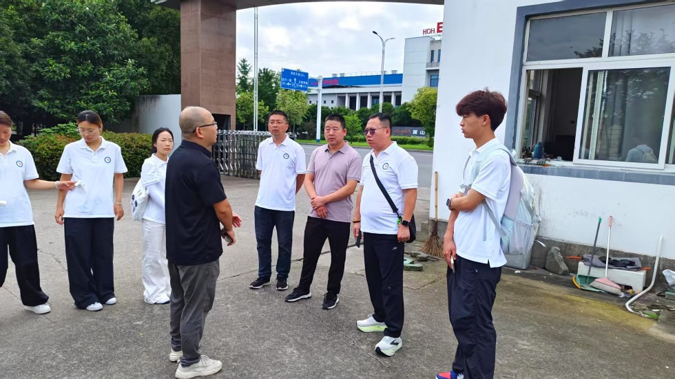 与当地物流园区负责人交流.jpg