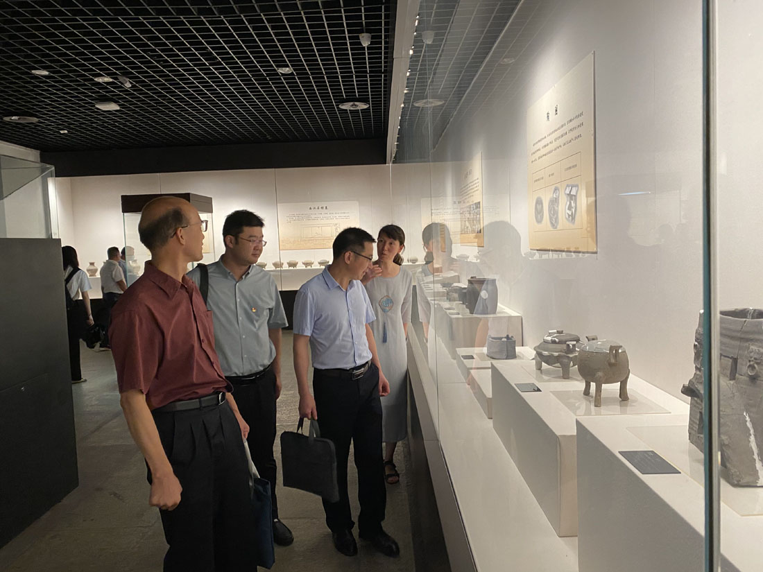 参观1.jpg