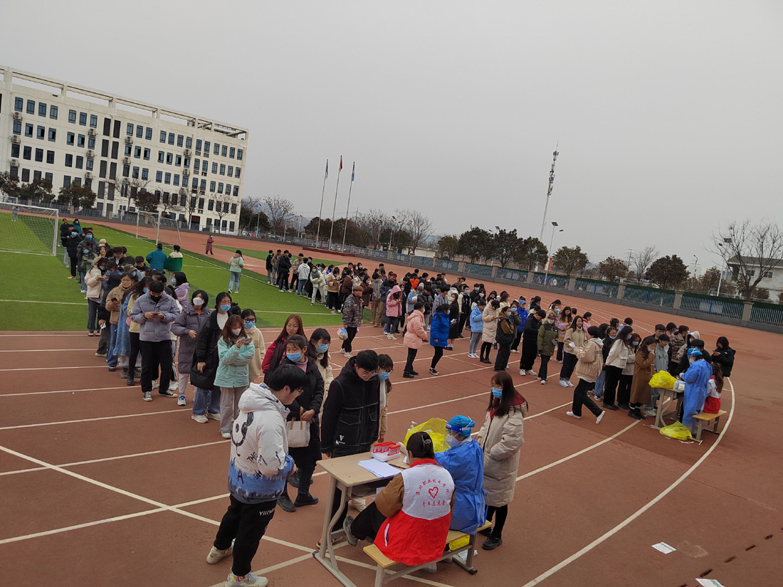 学生做核酸检测1.jpg