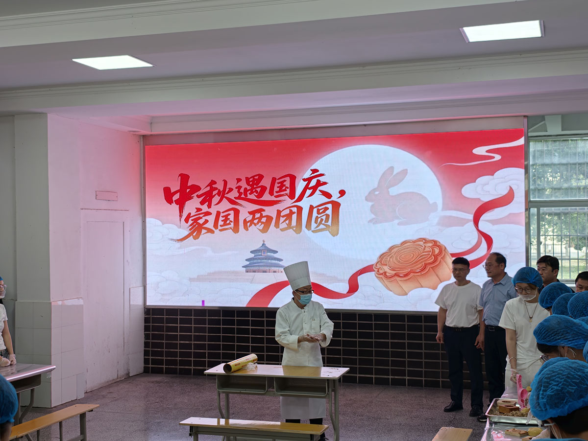 制作月饼2.jpg