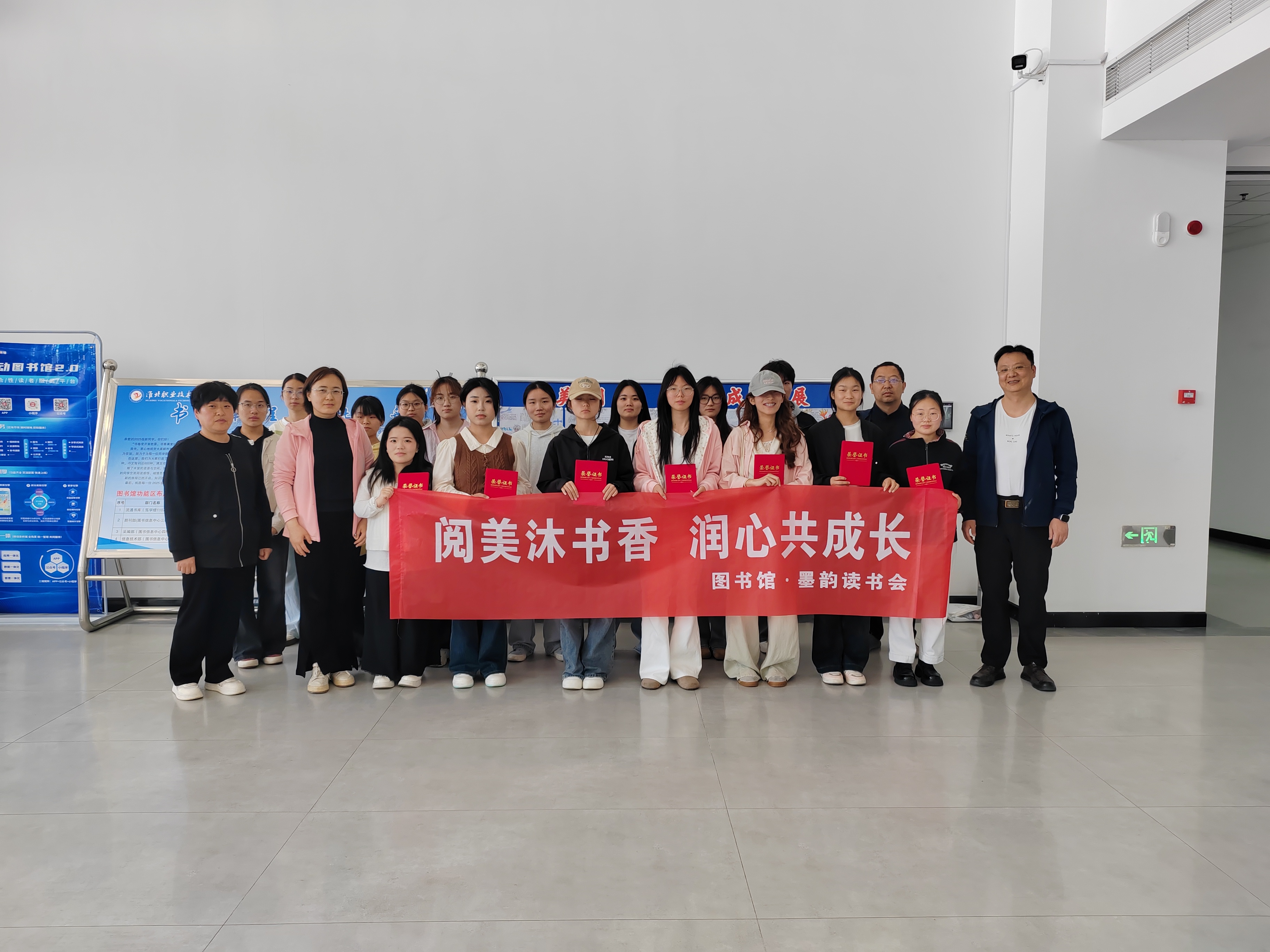 颁奖师生合照.jpg